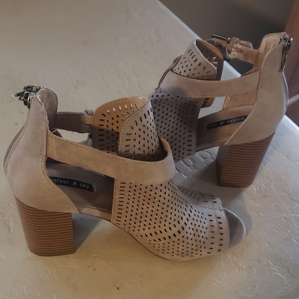 Tan Sandals, like new.